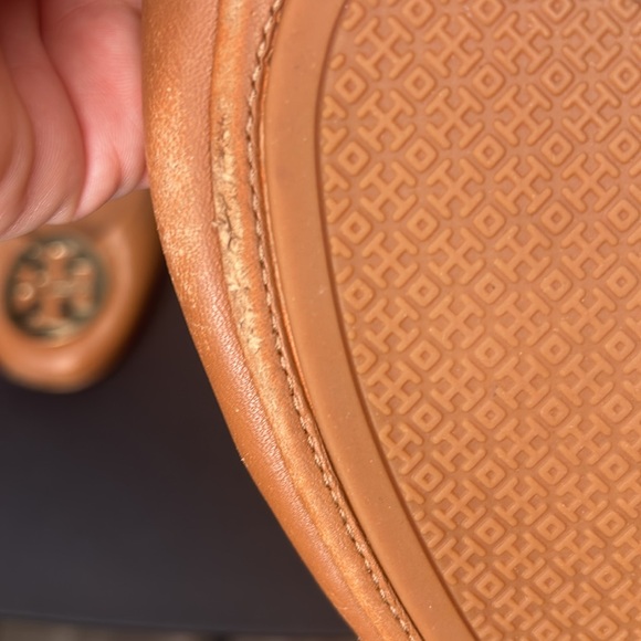 Tori Burch brown flats size 9.5 with gold emblem - Picture 5 of 6